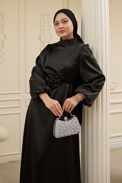 InStyle Rochie din satin neagră cu detaliu trandafir