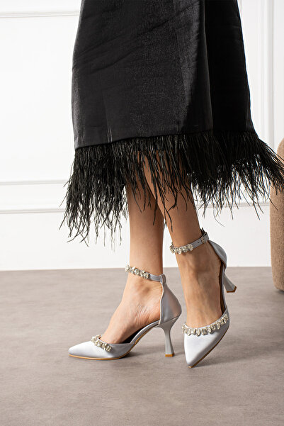 YARENAY Срібні атласні туфлі на тонкому каблуці з камінцями