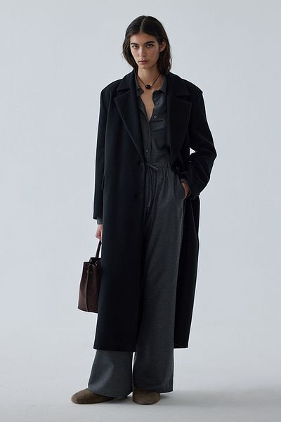 Suud Collection Schwarzer, zweireihiger Maxi-Mantel mit Stempelmuster „Ari“