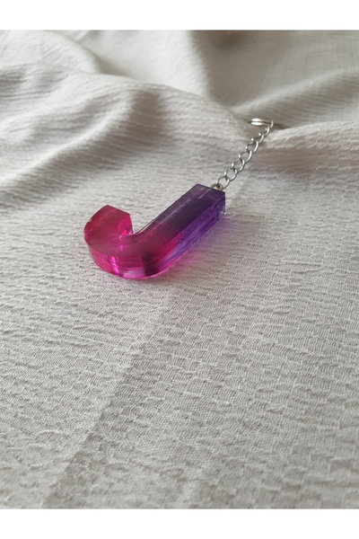 LuArte سلسلة مفاتيح على شكل حرف J من الإيبوكسي باللون الأرجواني والوردي