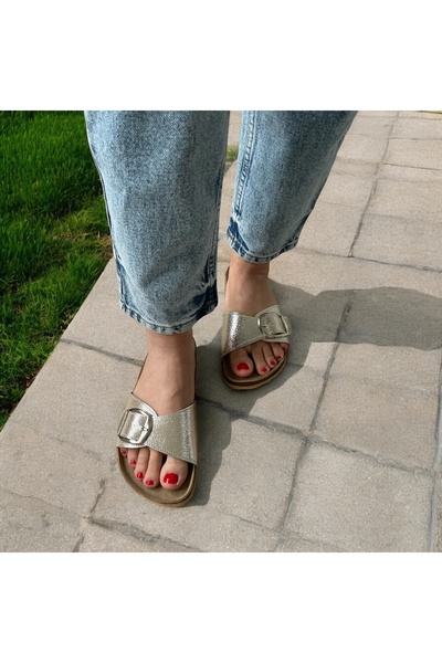 COMFORT OF PANTOFOLE Papuci cu o singură cataramă aurii strălucitori