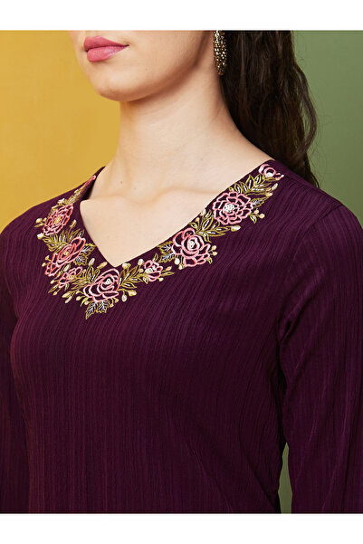 Globus By Styli Textured Embroidered V-Neck Straight Kurta