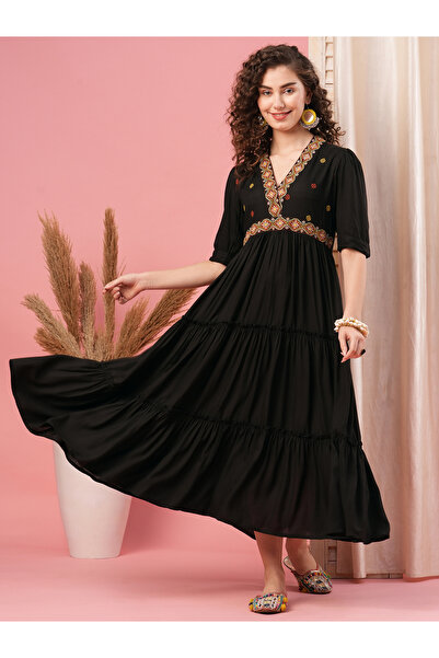 Globus By Styli فستان ماكسي مطرز بفتحة رقبة على شكل حرف V وطبقات على شكل حرف A