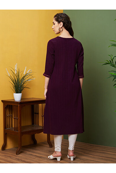 Globus By Styli Textured Embroidered V-Neck Straight Kurta