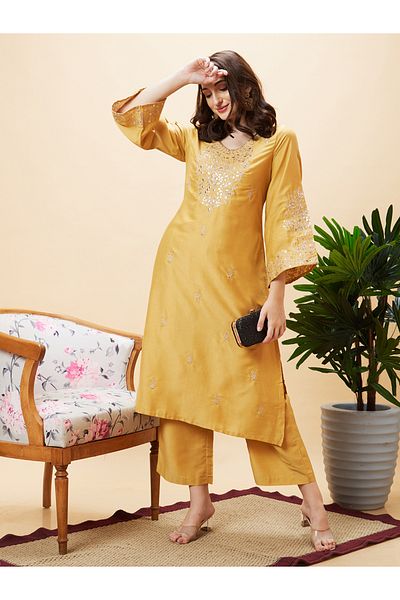 Globus By Styli طقم كورتا مستقيمة مطرزة بفتحة على شكل حرف V مع بلوزة