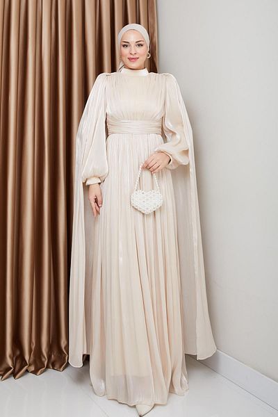 Olcay Yorgo Seiden-Hijab-Abendkleid mit Gürtel und Cape-Detail CREAM 1237