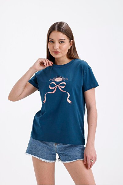 Miss Murem Le Printemps Ribbon Print T-Shirt-Petroleum Green