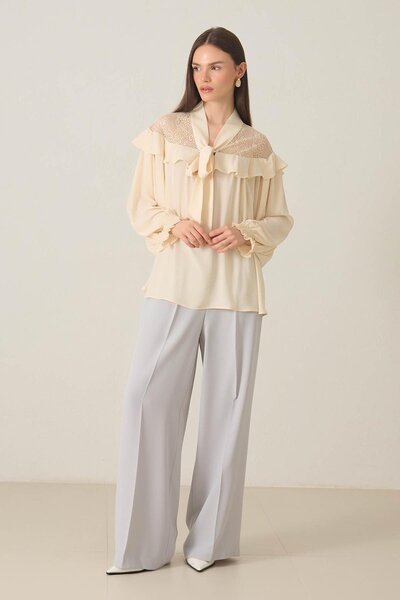 Setre Μακρυμάνικη μπλούζα με δαντέλα και λεπτομέρεια με κορδόνια σε βουτυρία χρώμα