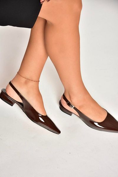 Fox Shoes U404602208 Кафяви дамски обувки с нисък ток от лачена кожа