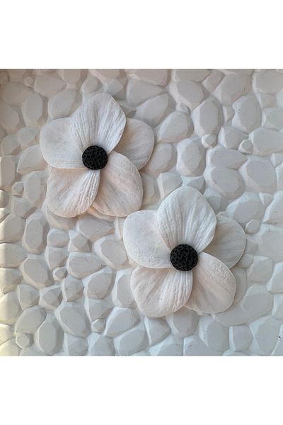 ACCESSORY White Flower Earrings with Black Detail in the Middle