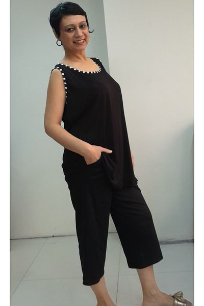 Mertcan Butik تفاصيل الأنابيب باللونين الأبيض والأسود، طقم علوي من القطن الممشط بطول كابري مع جيوب وحزام سميك