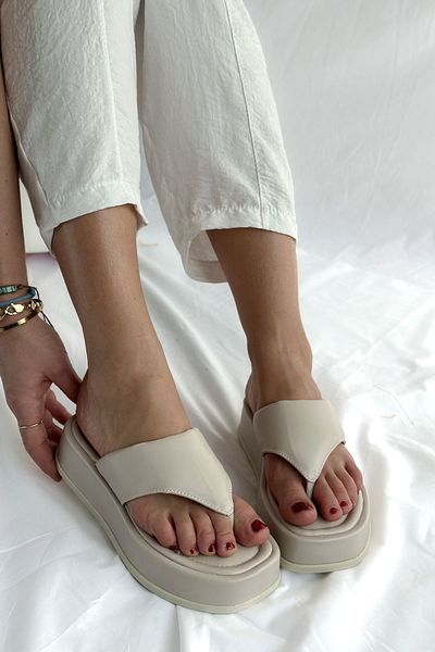 Shoebutik Papuci de damă Emma Beige Flip Flops cu talpă înaltă