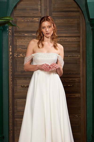 Lenta Wedding Αρραβωνιαστικό και βραδινό φόρεμα με λευκή επένδυση με δαντέλα με λεπτομέρειες σε μεσαίο μήκος