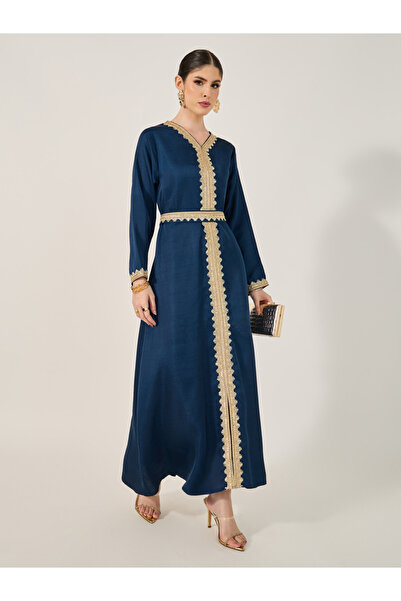 Styli قفطان بحزام وفتحة رقبة على شكل حرف V وتفاصيل دانتيل