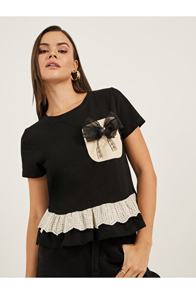 Styli تي شيرت بقصة عادية وحافة مكشكشة وتفاصيل دانتيل مع تفاصيل فيونكة