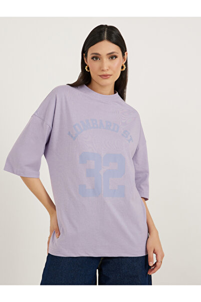 Styli تي شيرت كبير الحجم بطباعة شعار وأكتاف منسدلة