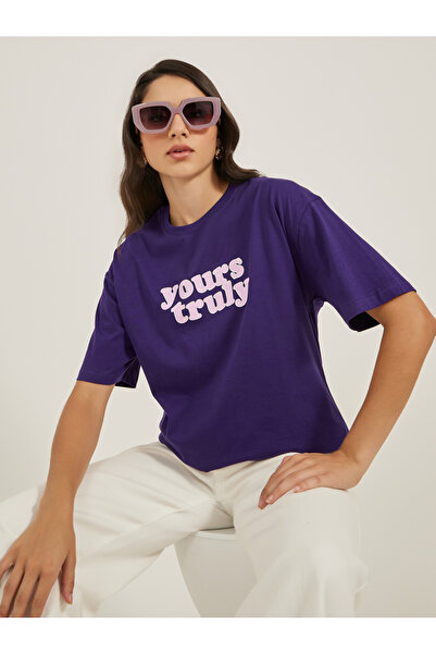 Styli تي شيرت كبير الحجم بياقة دائرية وطبعة شعار