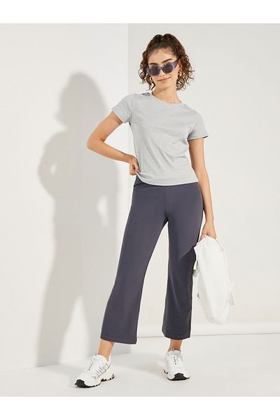 Styli Solid Fit and Flare High Rise 3/4 Leggings