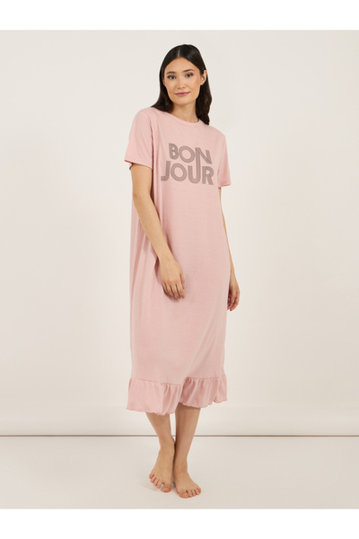 Styli فستان نوم تي شيرت بحافة مكشكشة وطبعة شعار