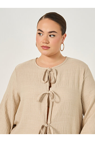 Styli بلوزة بأكمام منفوخة ومزخرفة بمقاس كبير مع تفاصيل ربطة عنق على شكل فيونكة