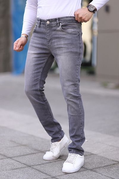 Trendyol Collection Graue Jeans-Jeanshose aus flexiblem Stoff mit normaler Passform TMNSS25JE00001