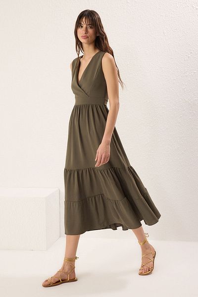 Trendyol Collection Khakifarbenes, gerades, tailliertes Midi-Webkleid mit geradem Saum TWOSS25EL00201