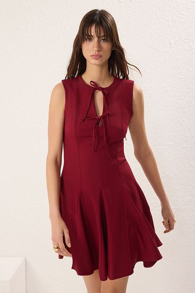 Trendyol Collection Burgunderrotes, gerades Minikleid mit gewebtem Saum und Schnürung an der Taille TWOSS25EL00747