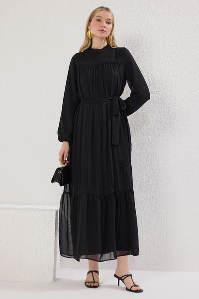 Trendyol Modest Schwarzes, gewebtes, plissiertes Chiffon-Kleid mit Gürtel TCTSS25EB00098