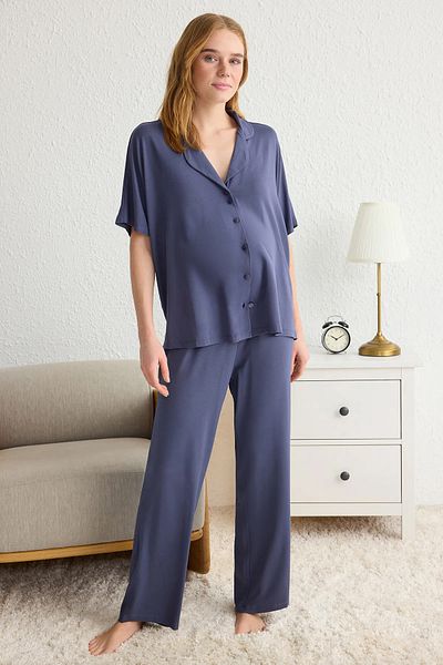 Trendyol Collection Marineblaues, bequemes Viskose-Umstandsstrick-Pyjama-Set THMSS25PT00165