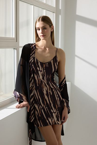 Trendyol Collection Set mit 2 Satin-Nachthemden und Tüll-Morgenkleidern mit Leopardenmuster – THMSS25GC00011