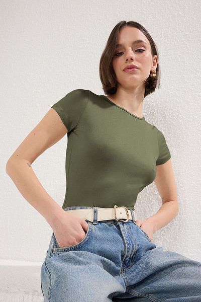 Trendyol Collection Khakifarbener, taillierter, kurzärmliger, flexibler Strick-Body mit Druckknöpfen TWOSS24BD00034