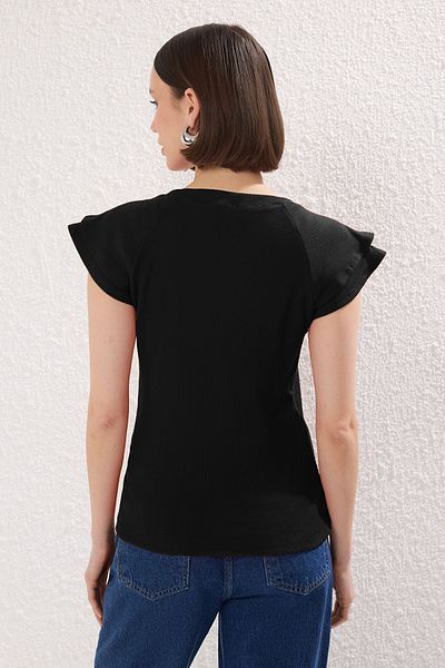 Trendyol Collection Schwarze Strickbluse mit gerüschten Ärmeln – TWOSS25BZ00483