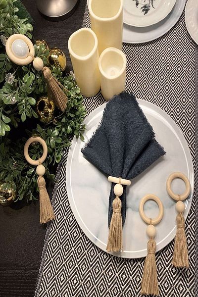 Emtory Home 6 дървени пръстена за салфетки с пискюли