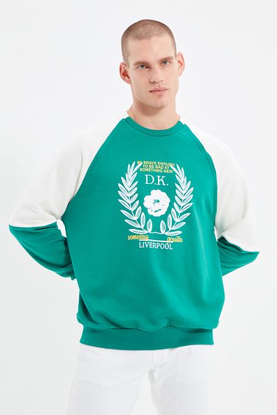 Trendyol Collection Smaragdgrünes Sweatshirt mit normaler Passform und bedruckten Ärmeln TMNAW22SW1214