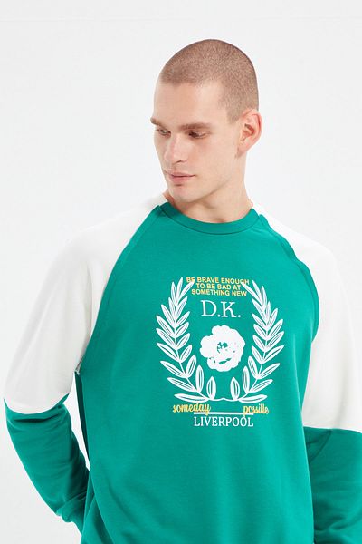 Trendyol Collection Smaragdgrünes Sweatshirt mit normaler Passform und bedruckten Ärmeln TMNAW22SW1214