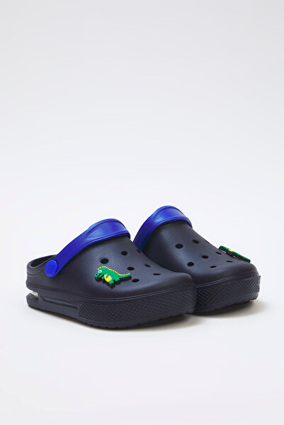 TRENDYOL SHOES Sötétkék világító krokodilfigurás fiú EVA szandál papucs