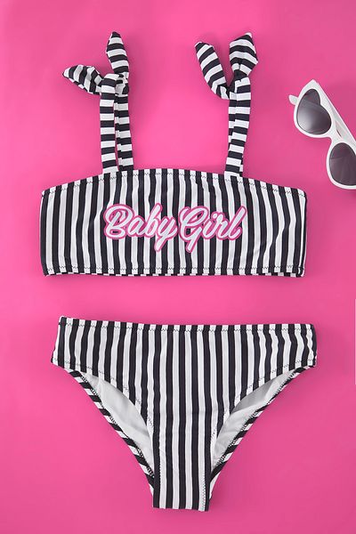 TRENDYOLKIDS Schwarzes Mädchen-Baby-Bikini-Set mit bedrucktem, gestreiftem, hängendem Hals, gestrickt, TKDSS25BT00000