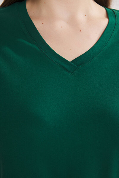 Trendyol Curve Koszulka z dekoltem w serek w kolorze szmaragdowo-zielonym, regularnym krojem i dużym rozmiarem TBBSS25BF00062