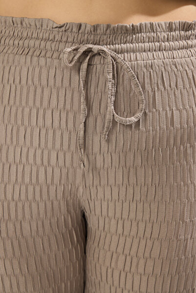 Trendyol Curve Γκρι παντελόνι με φαρδιά πόδι με υφή μεγάλου μεγέθους TBBSS25AR00044