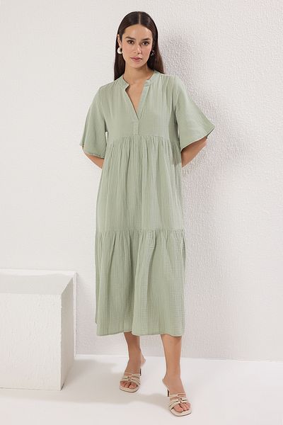 Trendyol Collection Khakifarbenes, weit geschnittenes Midi-Webkleid aus Musselin TWOSS25EL00209