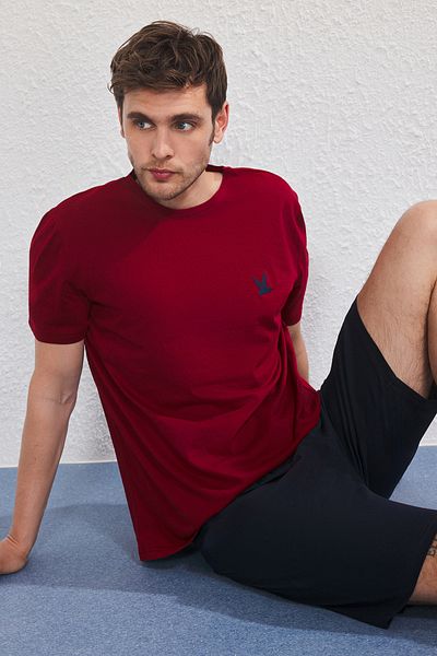 Trendyol Collection Burgunderrotes, marineblaues Slim-Fit-Strickpyjama-Set mit Vogelstickerei und Shorts TMNSS25PT00073