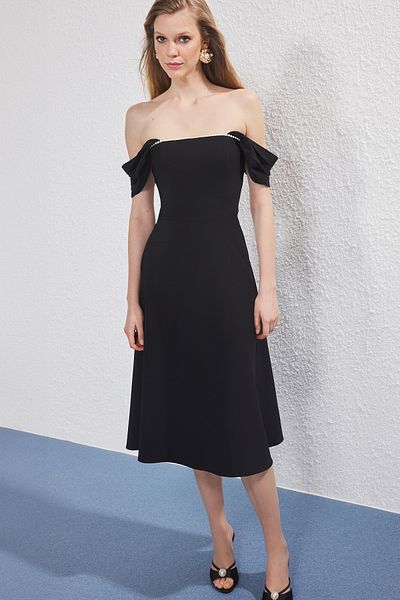 Trendyol Collection Černé perleťové detailní tkané midi večerní šaty s otevřeným pasem noční promoce TPRSS25EL00287