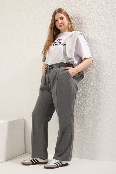 Trendyol Curve Graue, plissierte, gewebte Hose mit Schnürung in Übergröße TBBSS25AR00049
