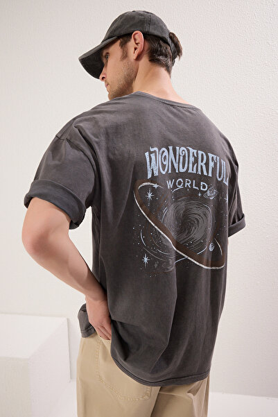 Trendyol Collection Μπλουζάκι με μοτίβο Galaxy Anthracite Oversize - Πτυσσόμενο/Χλωμό εφέ TMNSS25TS00102