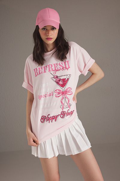 Trendyol Collection Tricou oversize cu imprimeu cocktail roz deschis - 100% bumbac TWOSS25TS00163