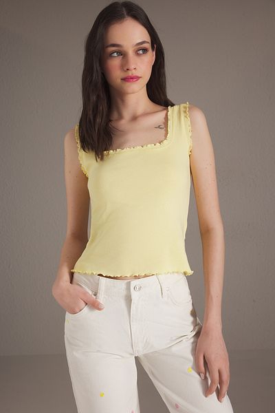 Trendyol Collection Hellgelber, mit Karyoka-Nähten besetzter Strick-Unterhemd TWOSS25AL00024