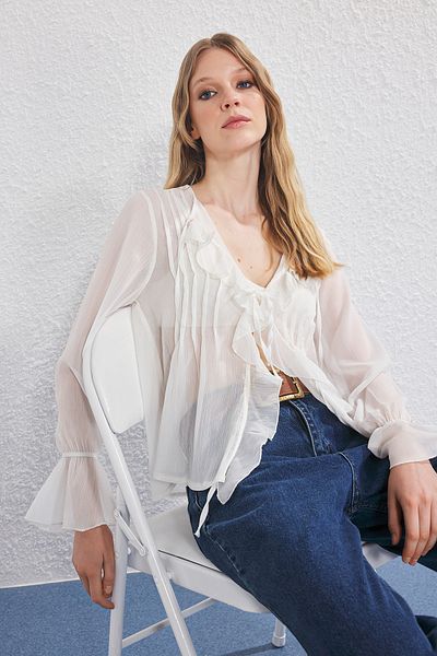 Trendyol Collection Λεπτομερές πουκάμισο από σιφόν λάστιχο με λευκό βολάν TWOSS25GO00141
