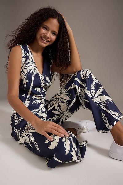 Trendyol Collection Set aus blauer Leinenweste mit V-Ausschnitt und Hose mit weitem Bein – TWOSS25AU00090
