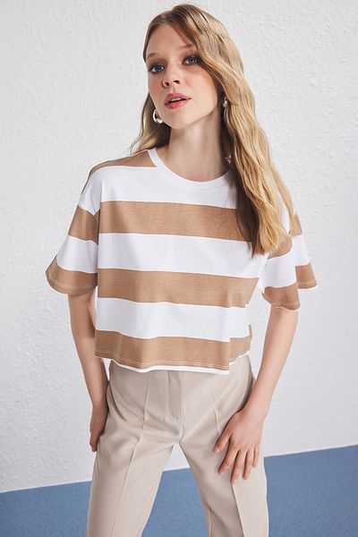Trendyol Collection Braunes T-Shirt mit Rundhalsausschnitt und lockerem Schnitt