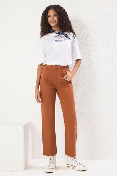 Trendyol Collection Braune gerade Jeans mit hoher Taille TWOSS25JE00253